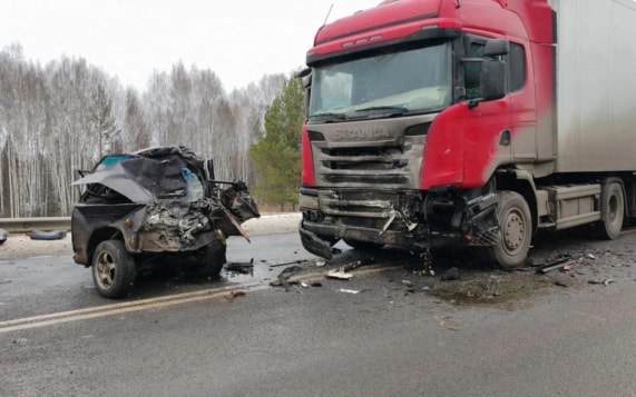 Водитель легкового авто погиб, столкнувшись с фурой в Красноярском крае
