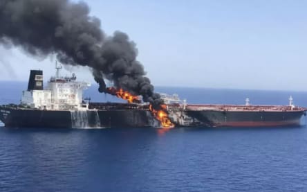 Нефтяной танкер подорвался на мине в Ормузском проливе