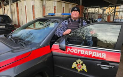 Росгвардеец спас девочку, упавшую в затопленную шахту лифта