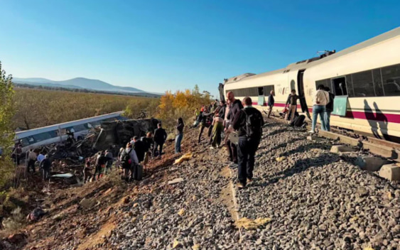 Число погибших при столкновении поездов в Испании возросло до 46