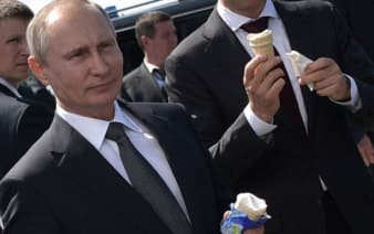 В ходе саммита Россия – Африка Путин взял мороженое со стенда RT