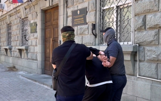 ФСБ показала кадры с задержанным за госизмену жителем Севастополя