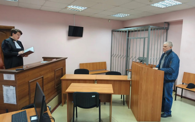 Житель Свердловской области получил 13 суток ареста за татуировки на коленях
