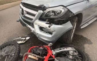Подростки на питбайке врезались в Mercedes и попали в реанимацию на Ставрополье